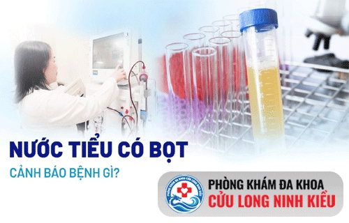 Đi tiểu ra nhiều bọt có sao không?